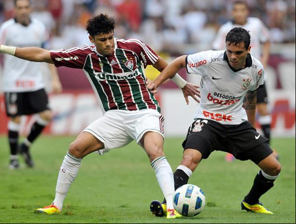 Corinthians pressiona, Flu recua demais, mas consegue segurar o resultado.(Imagem:Corinthians pressiona, Flu recua demais, mas conse)