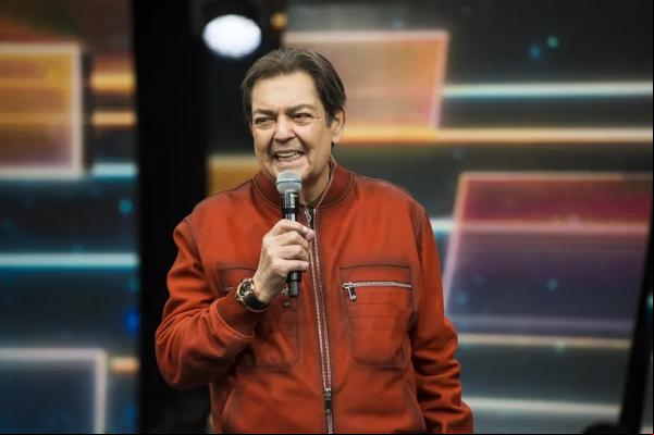Fausto Silva apresenta mais uma edição do