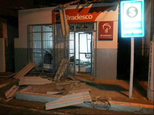 Ação dos bandidos deixou agência bancária de São Félix destruída.(Imagem:Maria da Cruz/Arquivo Pessoal)