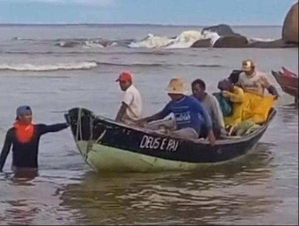 Pescadores foram resgatados na manhã de hoje(Imagem:Reprodução)