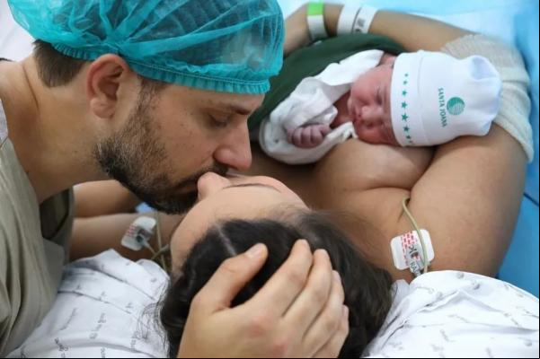 Kamilla e Elieser com a filha(Imagem:Fernanda Toigo)