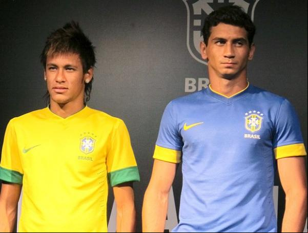 Neymar e Ganso com as camisas do Brasil.(Imagem:Carlos Augusto Ferrari / GLOBOESPORTE.COM)