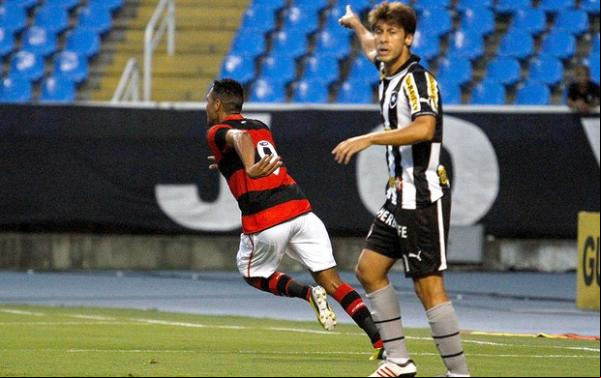 Hernane comemora gol do Flamengo contra o Botafogo.(Imagem:Rudy Trindade / VIPCOMM)