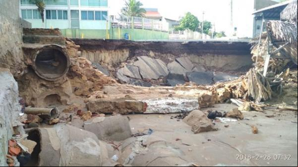 Parte do o à praia do Coqueiro desabou.(Imagem:Divulgação)