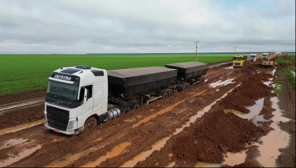 Caminhão atolado na PI-392 no Sul do Piauí(Imagem:Neto Fotografia)