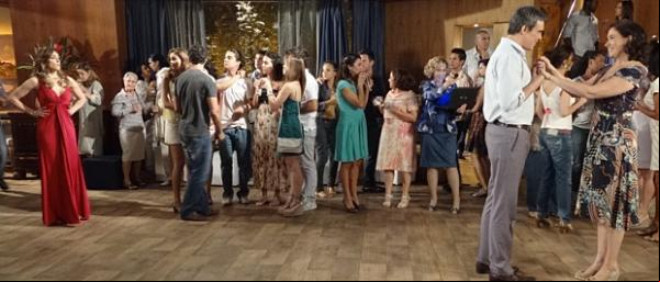 Tereza Cristina chega de surpresa na festa da rival.(Imagem:Fina Estampa/TV Globo)