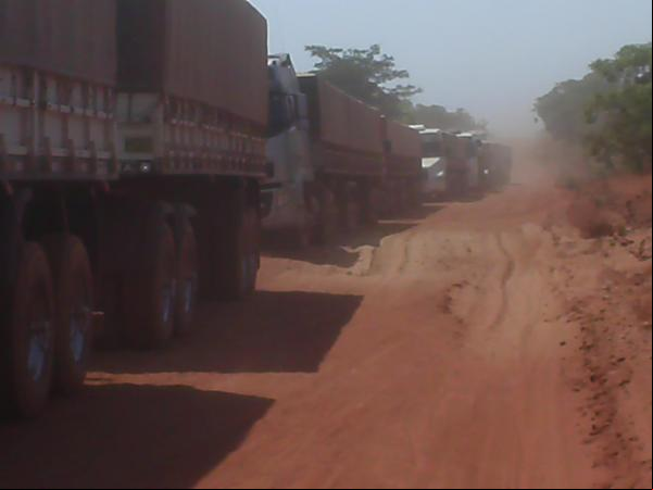 Oa caminhões atolados na estrada(Imagem:Internauta)