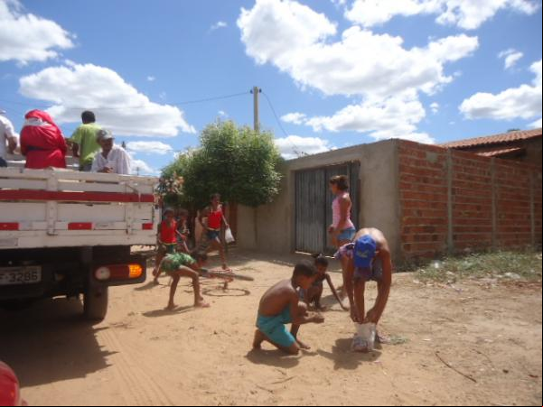 No dia de Natal, bom velhinho distribui bombons às crianças florianenses.(Imagem:FlorianoNews)