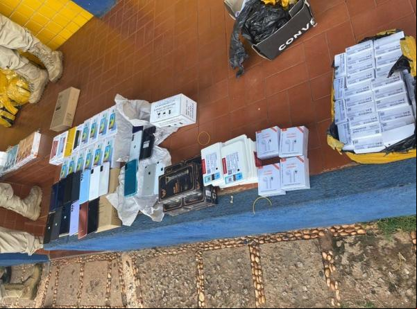 O carregamento era transportado no bagageiro de um ônibus. Dentre os pacotes apreendidos havia 19 aparelhos celulares sem caixa e com aparência de