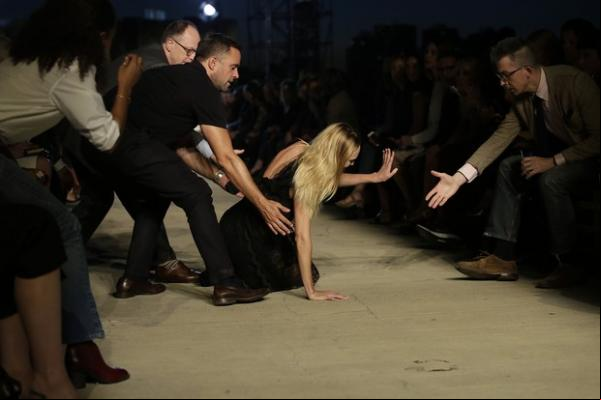 Candice Swanepoel leva tombo em desfile em Nova York.(Imagem:EGO)