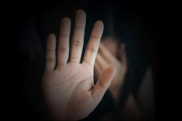 Professor no Instituto Federal do Piauí é afastado por suspeita de violência sexual contra ex-aluna.(Imagem:Kemmido/Freepik)