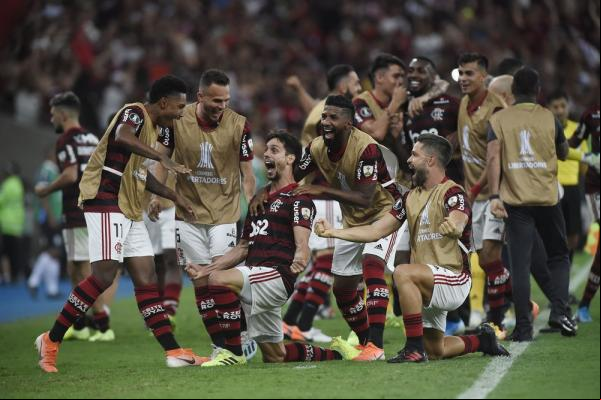 Rodrigo Caio comemora o quinto gol do Flamengo contra o Grêmio.(Imagem:André Durão / GloboEsporte.com)