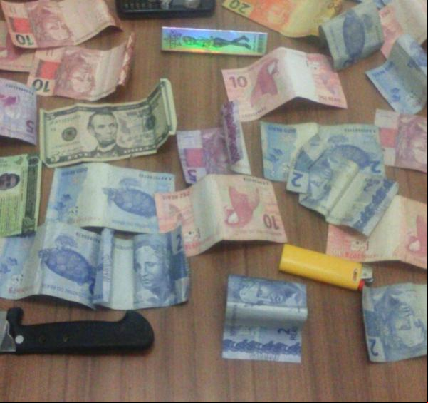 Objetos encontrados com homem(Imagem:Divulgação/PM)