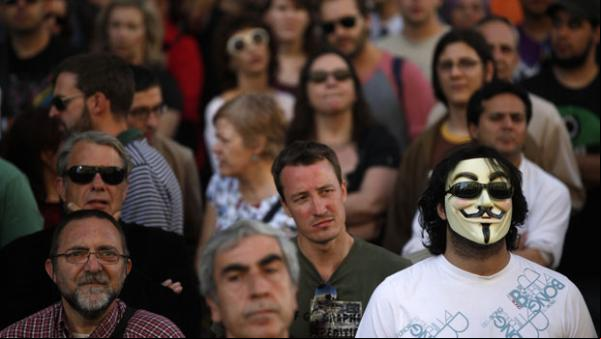 Durante o movimento ?Democracia Real Agora?, em Madri (Espanha), uma pessoa é vista com uma máscara de Guy Fawkes, de 'V de Vingaça' usada por membros do grupo de hackers Anonymous(Imagem:Susana Vera/Reuters)