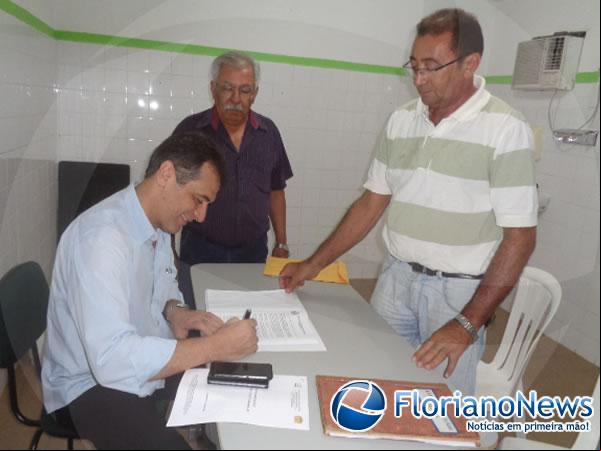 Prefeito assina convênio e aumenta ree de verba à APAE de Floriano.(Imagem:FlorianoNews)