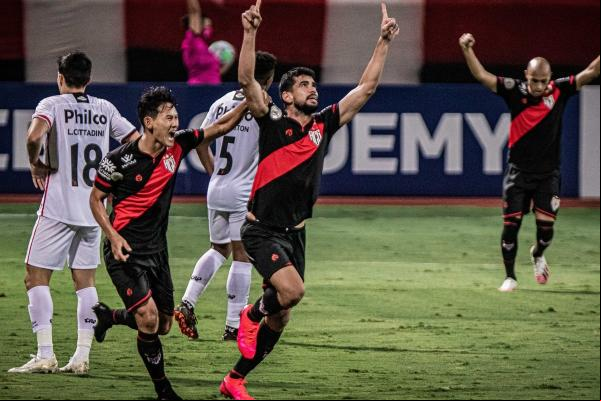 Com um a menos, Atlético-GO empata com o Athletico-PR em Goiânia(Imagem:Reprodução)
