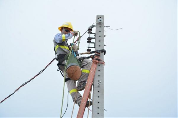 Intervenções na fiação elétrica de Floriano facilitarão as agens dos trios elétricos.(Imagem:Secom)