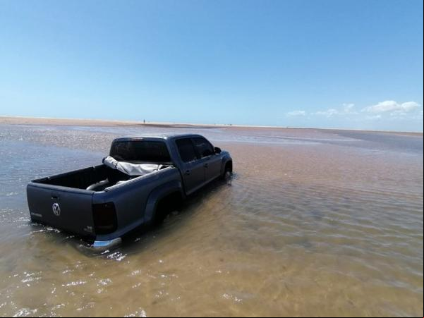 Carro foi encontrado sem rodas, partes do motor e até sem porta-objetos da cabine no mar do Piauí.(Imagem:Reprodução)