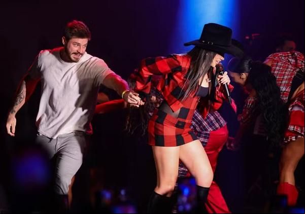 Juliette e Kaique Cerveny durante o show da cantora em Diadema(Imagem: Manu Scarpa/Brazil News)
