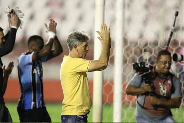 Renato Portaluppi comemora o do Grêmio.(Imagem:Marlon Costa / Pernambuco Press)