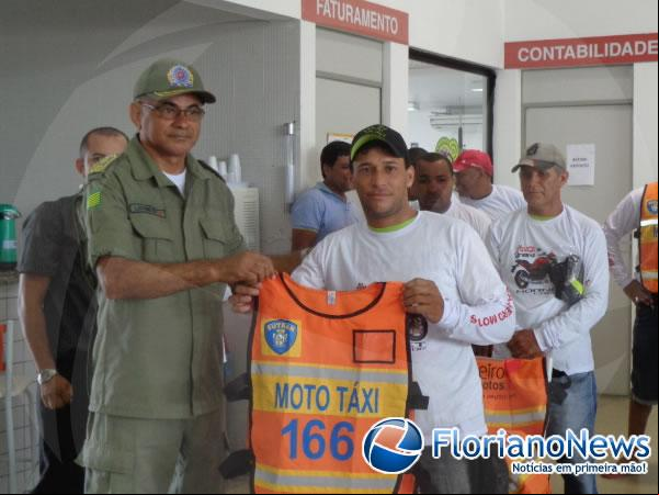 Mototaxistas florianenses recebem coletes de segurança.(Imagem:FlorianoNews)