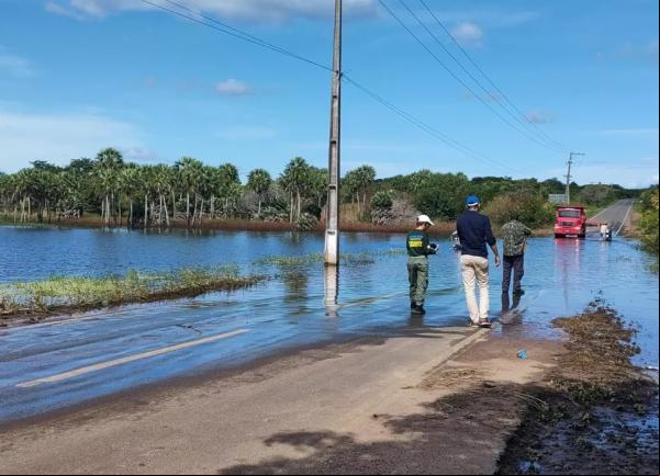 Trecho da BR-402 interditado após Lagoa do Portinho transbordar ainda corre risco de romper, diz Semar.(Imagem:Divulgação/Semar )