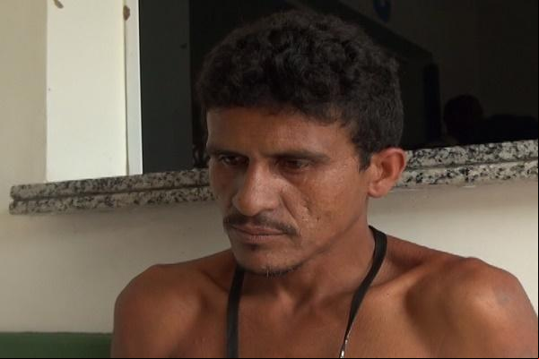 Homem que cultivava um pé de maconha.(Imagem:Divulgação)