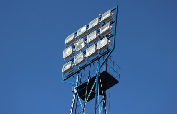 Novos pontos de luz são instalados no Lindolfo Monteiro. Cada torre possui 12 refletores.(Imagem:Renan Morais)