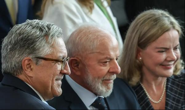 O presidente Luiz Inácio Lula da Silva, posa para foto após cerimônia de transmissões de cargos e posses, da ministra da secretaria de relações institucionais, Gleisi Hoffman e ministro da saúde, Alexandre Padilha. (Imagem:Jose Cruz/Agência Brasil)