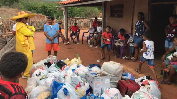 Projeto Amarelinho realiza doação de roupas e alimentos a moradores da zona rural de Floriano(Imagem:FlorianoNews)
