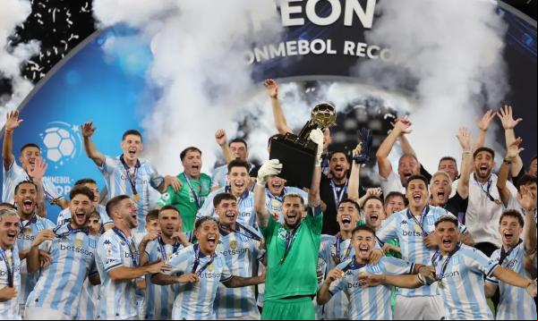 Alvinegro joga mal e volta a ser derrotado por 2 a 0 pelos argentinos.(Imagem:Reuters/Pilar Olivares/Direitos Reservados)