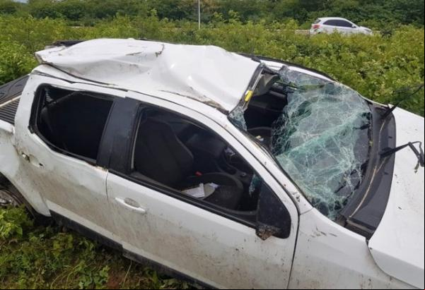 Caminhonete de prefeito capota após sair da pista na BR 407.(Imagem:Cidades na Net)