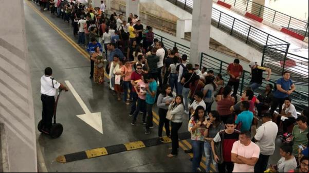 Candidatos formam longa fila em busca de emprego em Fortaleza(Imagem:Divulgação)