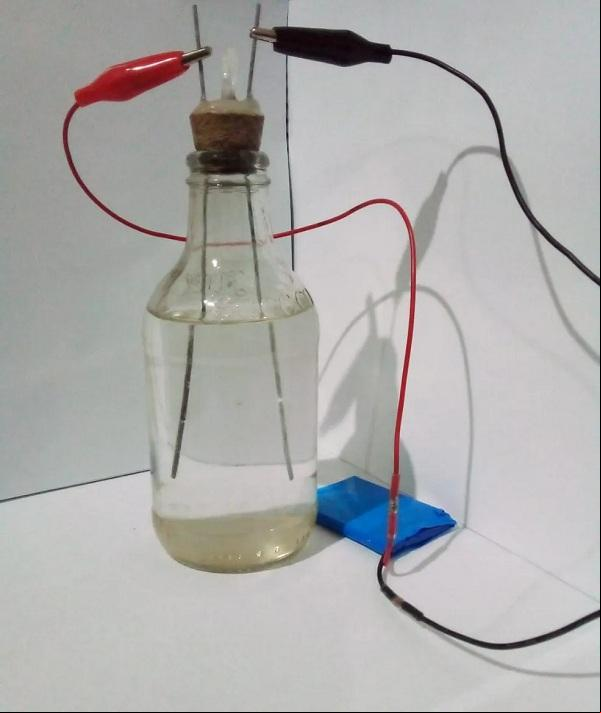Estudante piauiense de 16 anos utiliza garrafa improvisada para produzir hidrogênio em casa: