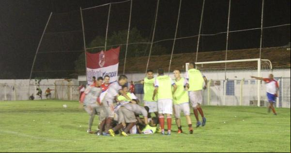 Jogadores do Piauí comemoram após vaga na final; time venceu o Barras por 3 a 1.(Imagem:Josiel Martins)