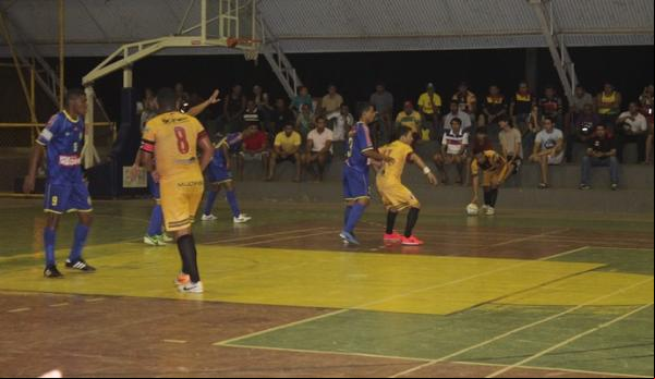 Crensa e Cajuína fizeram uma partida de muitos gols na semifinal do Metropolitano de Futsal.(Imagem:Daniel Cunha)