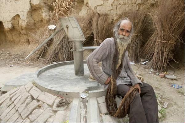 Indiano Guru Kailash Singh, de 65 anos, se recusa a tomar banho há 37 anos. (Imagem:Richard Grange/Barcroft India/Getty Images)
