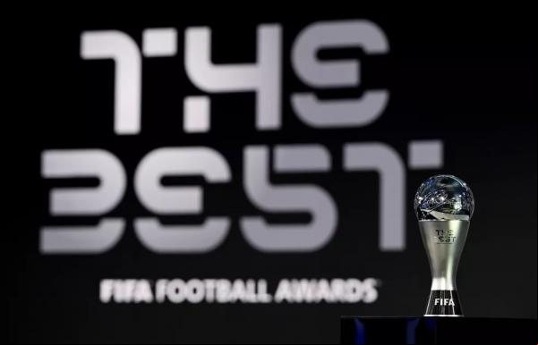 Troféu de melhor do mundo no Fifa The Best.(Imagem:REUTERS/Valeriano Di Domenico)