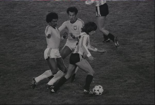 A Batalha de Rosário: na Copa de 1978, na Argentina, confronto terminou num 0 a 0 com dezenas de faltas e dois amarelos para cada lado.(Imagem:Eurico Dantas / O GLOBO)