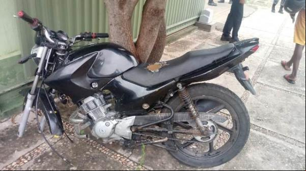 Motocicleta tomada de assalto é recuperada pela PM no bairro Riacho Fundo(Imagem:FlorianoNews)