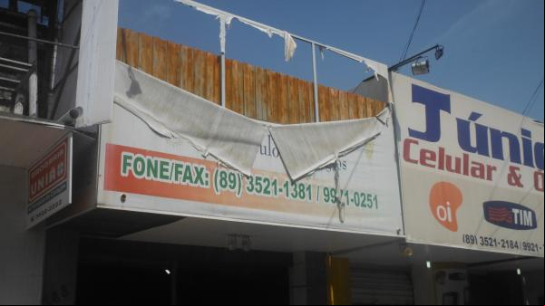 Forte ventania arrancou árvores e placas em Floriano.(Imagem:FlorianoNews)