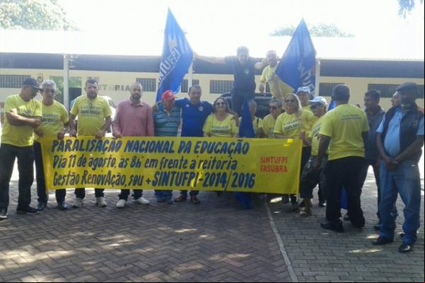 Servidores da UFPI realizam paralisação e fazem assembleia em frente à reitoria.(Imagem:florianonews.piauiconectado.com)
