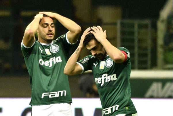 Arthur Cabral e Bruno Henrique se lamentam em Palmeiras x Vasco.(Imagem:Marcos Ribolli)