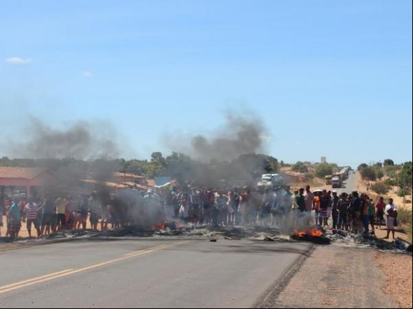 Manifestantes atearam fogo em pneus e galhos de árvores durante protesto.(Imagem:Ellyo Teixeira/G1)