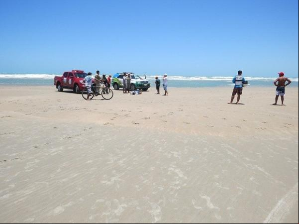 Corpo de homem foi encontrado na praia de Atalaia.(Imagem:Daniel Santos)