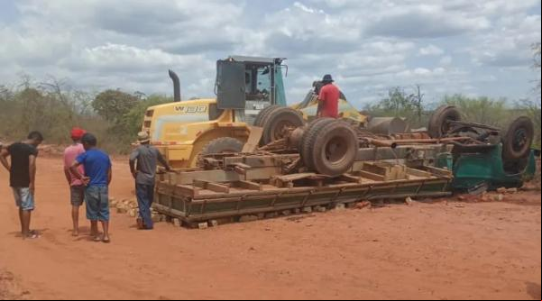 Homem morre soterrado após caminhão carregado de pedras tombar no Piauí(Imagem:Divulgação)