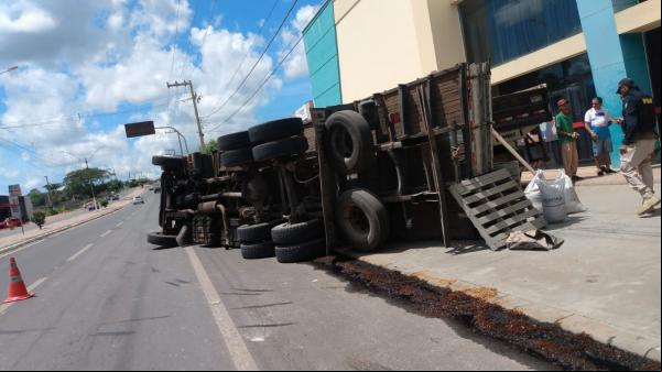 Caminhão carregado de cimento tomba em Floriano após perder o controle por falha nos freios(Imagem:FlorianoNews)