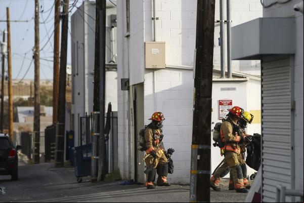 Bombeiros participam de operação em prédio que pegou fogo neste sábado (21) no centro de Las Vegas, nos EUA(Imagem:Chase Stevens/Las Vegas Review-Journal via AP)