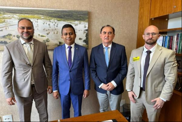 Vice-prefeito Joab Curvina, deputado federal Dr. Francisco Costa, prefeito Antônio Reis e secretário Philippe Cronemberger.(Imagem:Reprodução/Instagram)