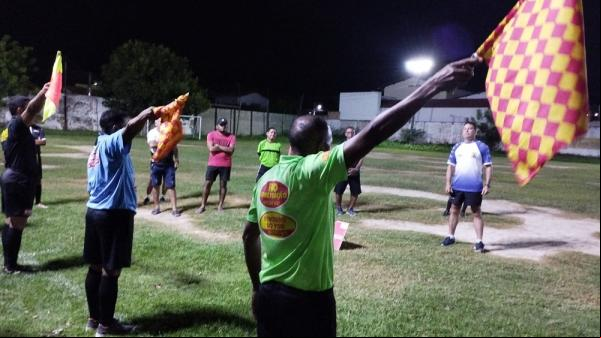 O evento reuniu árbitros, instrutores de futebol e estudantes de Educação Física em aulas teórica e práticas.(Imagem:Divulgação)